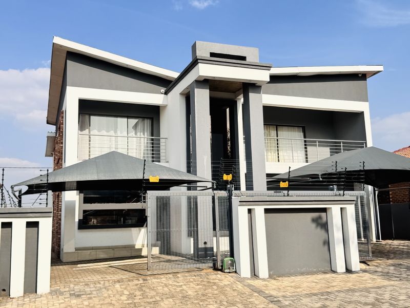 Elegant 5 Bedroom Double-Storey Home with Cinema Room, Office and Premium Security Features - Photo 1