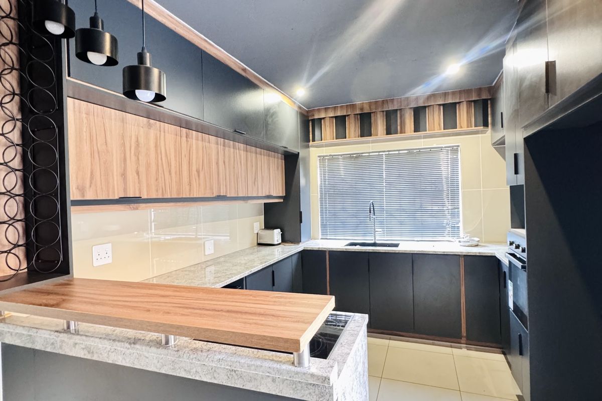 Elegant 5 Bedroom Double-Storey Home with Cinema Room, Office and Premium Security Features - Photo 2