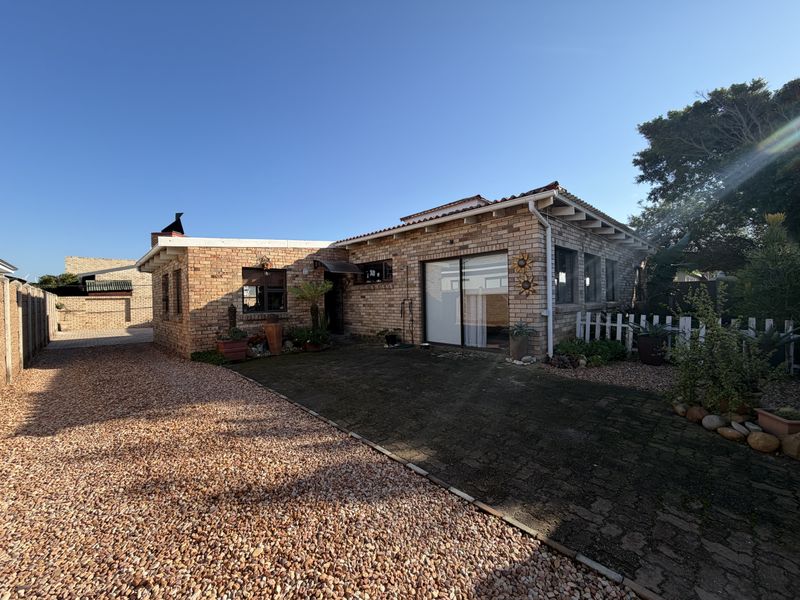 Prime Location – Low Maintenance Family Home in Kabeljous - Photo 1