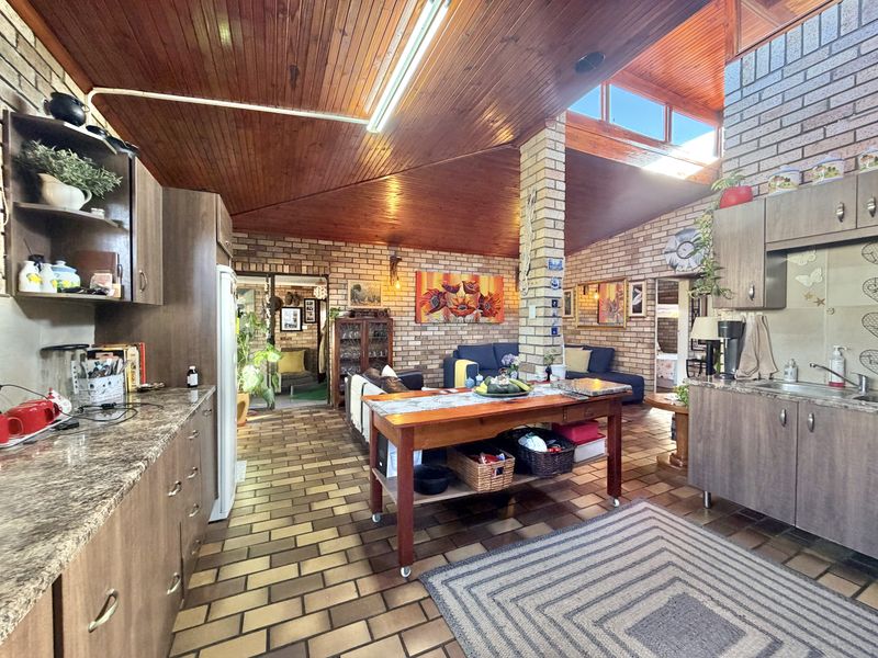 Prime Location – Low Maintenance Family Home in Kabeljous - Photo 9