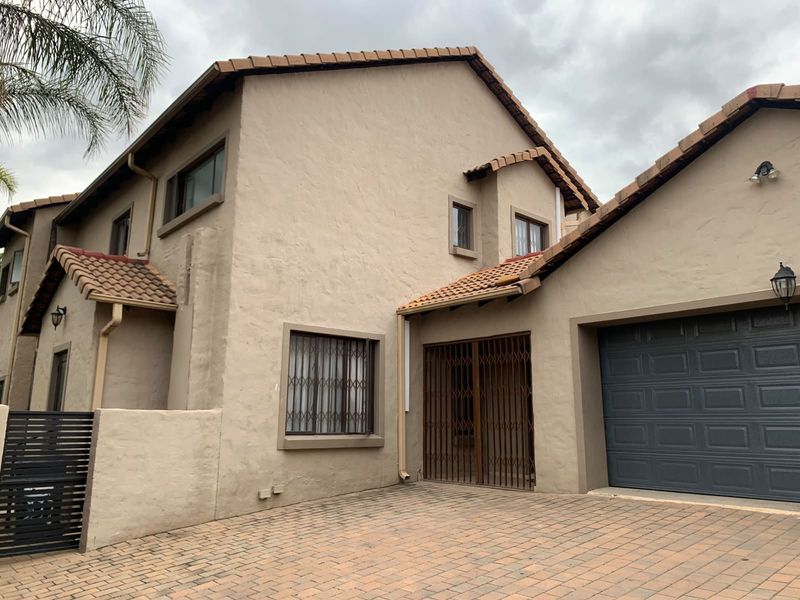 Sophisticated Living in Secure Estate Setting - Photo 1