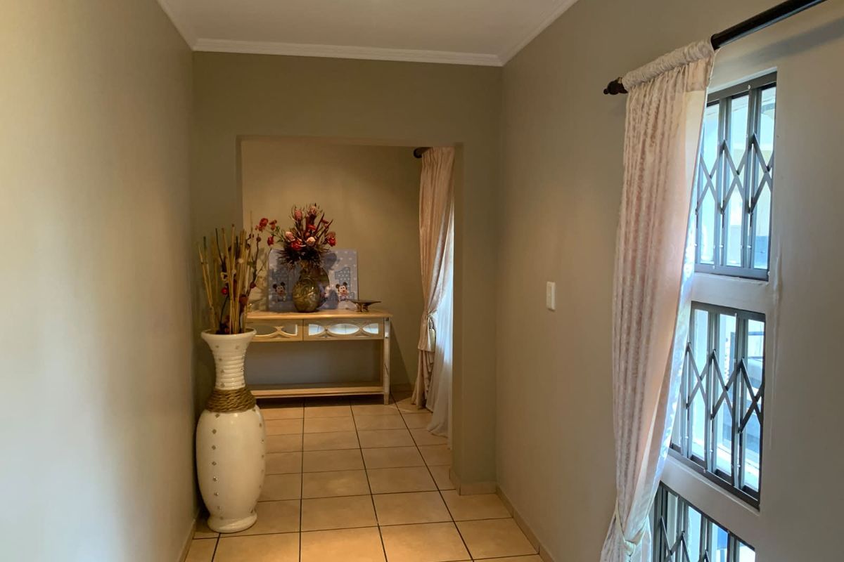 Sophisticated Living in Secure Estate Setting - Photo 4