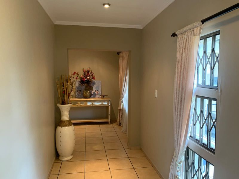 Sophisticated Living in Secure Estate Setting - Photo 4