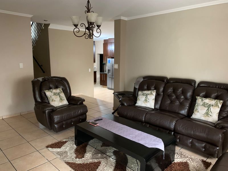 Sophisticated Living in Secure Estate Setting - Photo 6