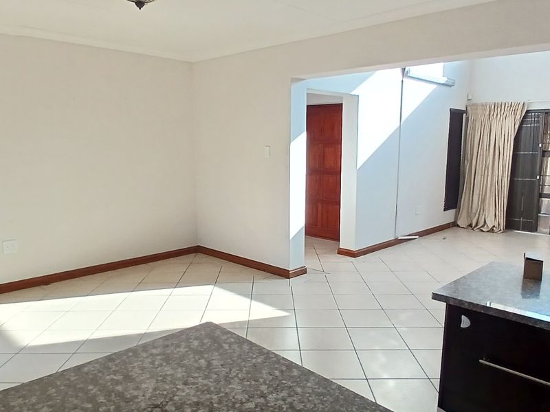Beautiful property at a great price! - Photo 8