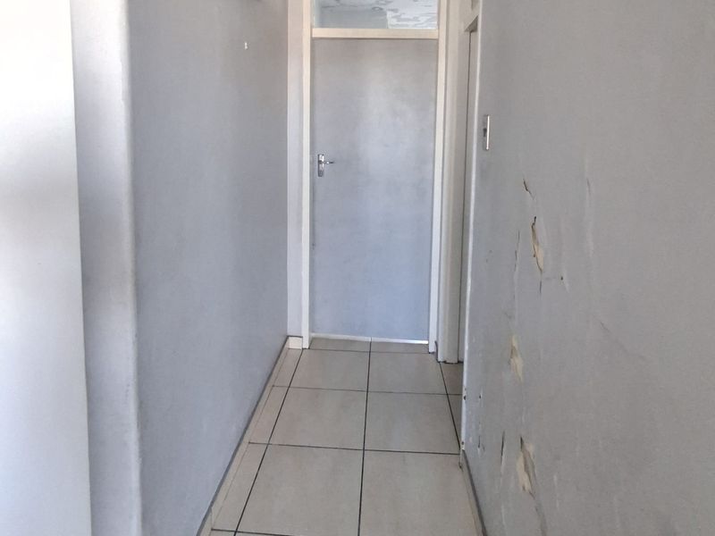 2-Bedroom Apartment For Sale in Vereeniging Central. - Photo 10