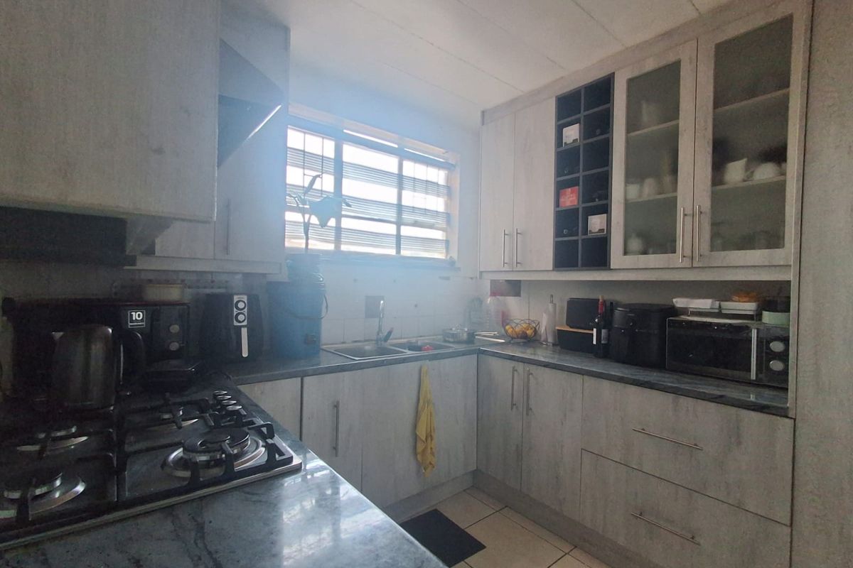 2-Bedroom Apartment For Sale in Vereeniging Central. - Photo 5