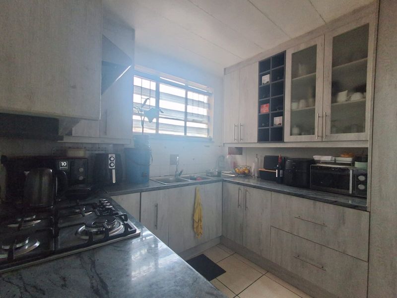 2-Bedroom Apartment For Sale in Vereeniging Central. - Photo 5