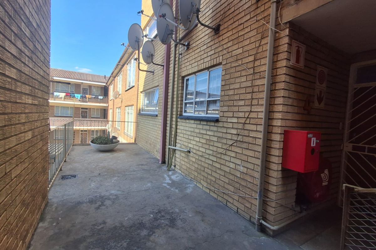2-Bedroom Apartment For Sale in Vereeniging Central. - Photo 4
