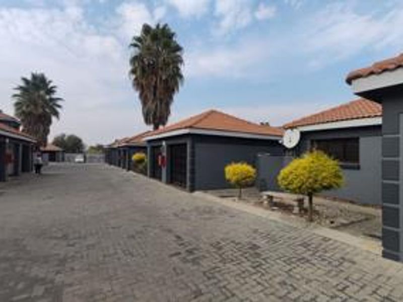 3 Bedroom Apartment to Rent in Helderwyk Estate, Brakpan. Situated in the highly secure Estate - Photo 1