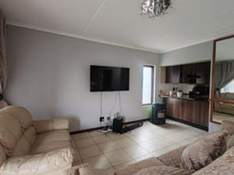 3 Bedroom Apartment to Rent in Helderwyk Estate, Brakpan. Situated in the highly secure Estate - Photo 6