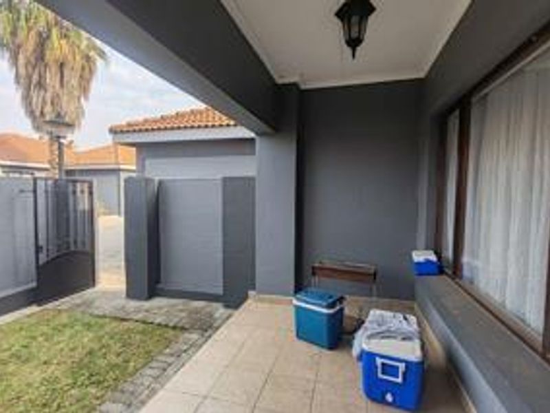 3 Bedroom Apartment to Rent in Helderwyk Estate, Brakpan. Situated in the highly secure Estate - Photo 3