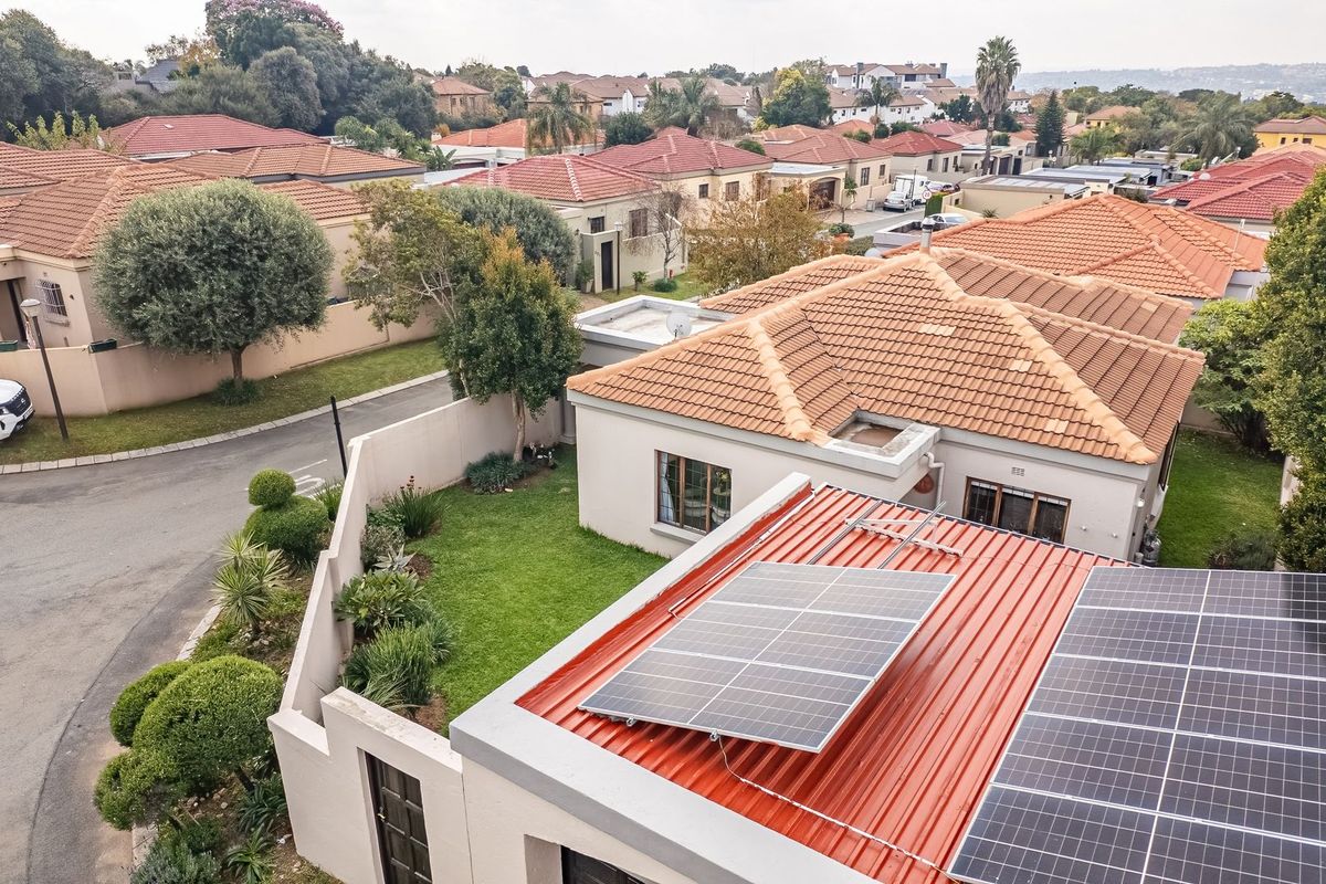 Secure, Stylish & Perfectly Positioned Cluster Living - Photo 2