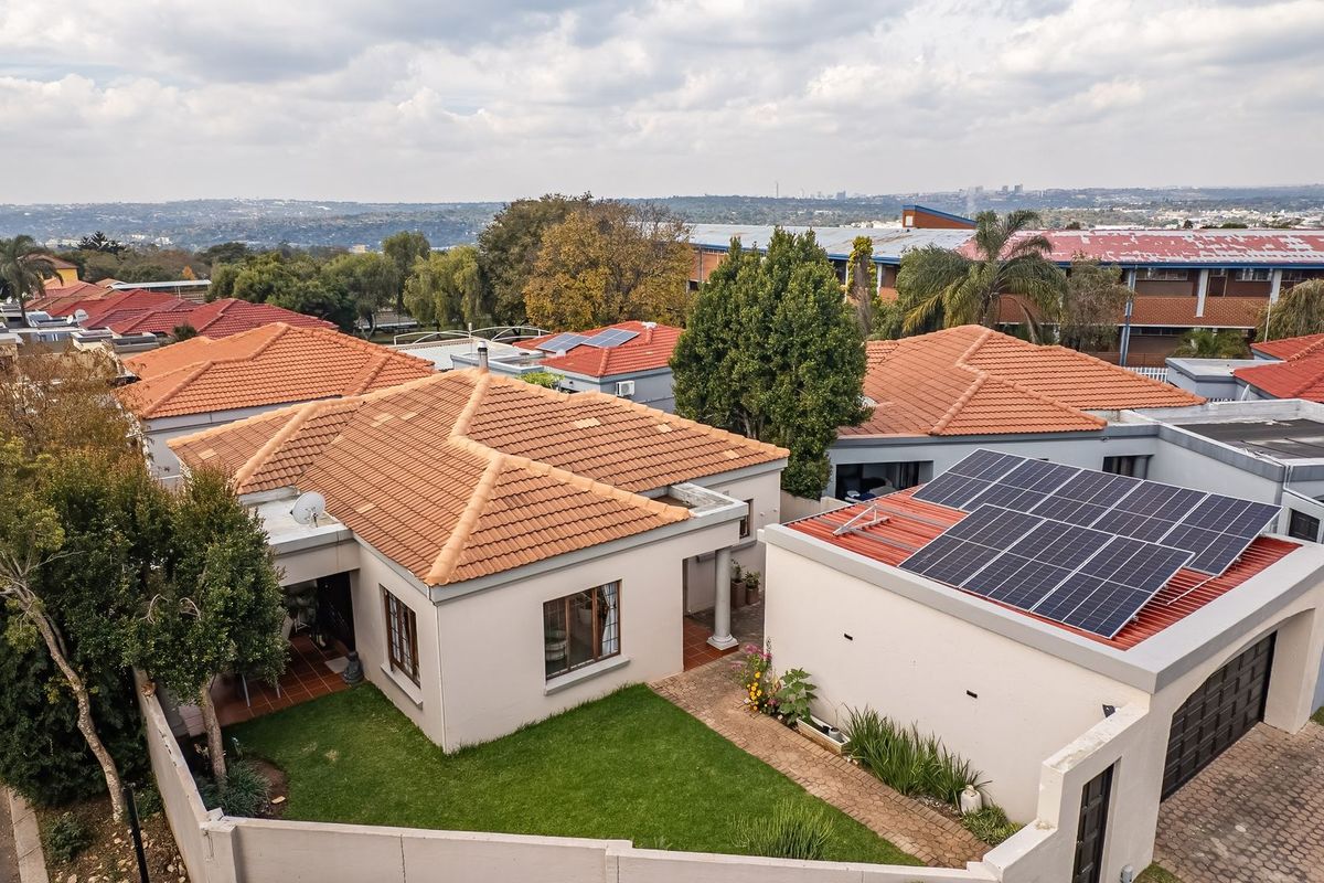 Secure, Stylish & Perfectly Positioned Cluster Living - Photo 3