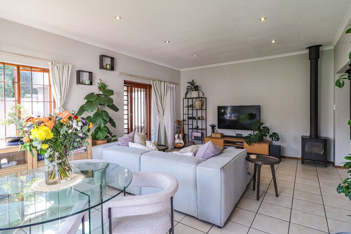 Secure, Stylish & Perfectly Positioned Cluster Living - Photo 4