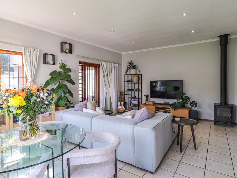 Secure, Stylish & Perfectly Positioned Cluster Living - Photo 4