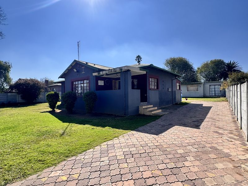Spacious Multi-Room Home with Excellent Accommodation Potential in Klipfontein - Photo 1