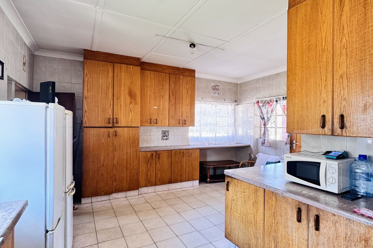 Spacious Multi-Room Home with Excellent Accommodation Potential in Klipfontein - Photo 2