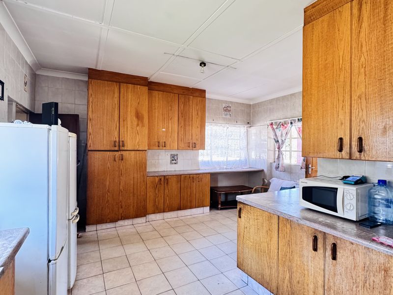 Spacious Multi-Room Home with Excellent Accommodation Potential in Klipfontein - Photo 2