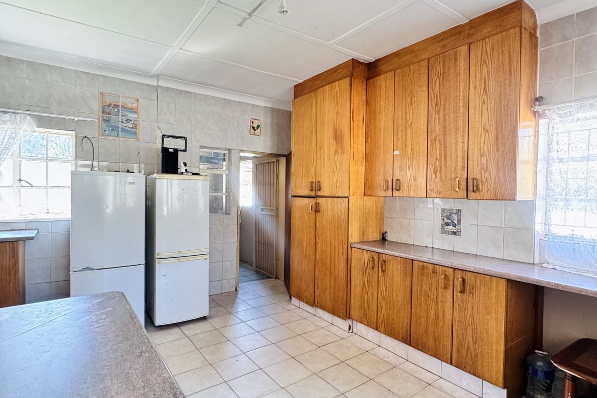 Spacious Multi-Room Home with Excellent Accommodation Potential in Klipfontein - Photo 3
