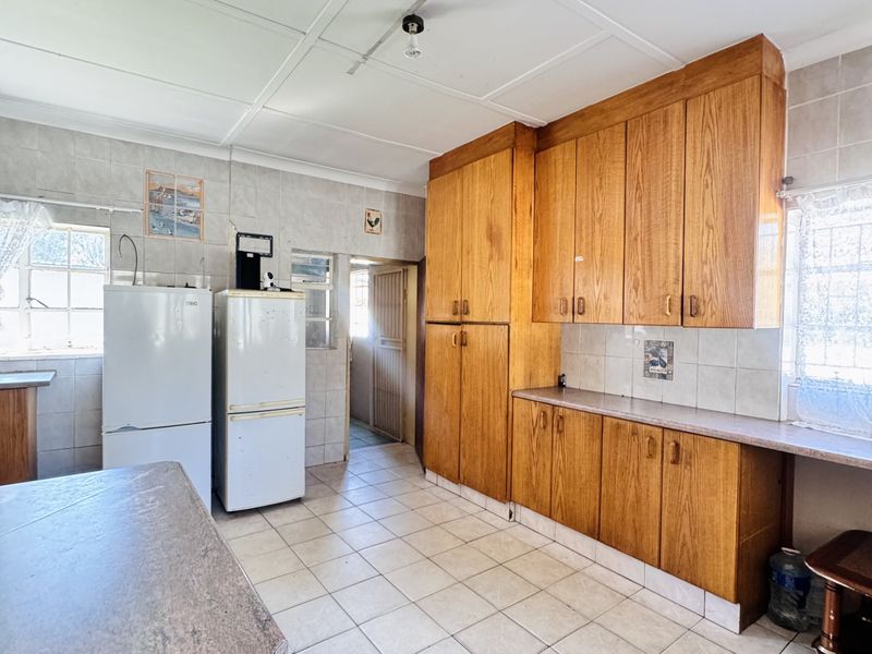 Spacious Multi-Room Home with Excellent Accommodation Potential in Klipfontein - Photo 3