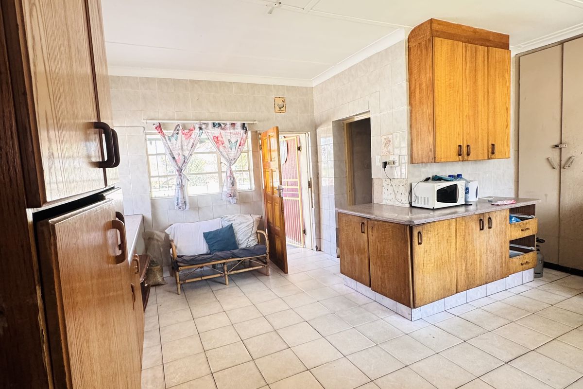 Spacious Multi-Room Home with Excellent Accommodation Potential in Klipfontein - Photo 4