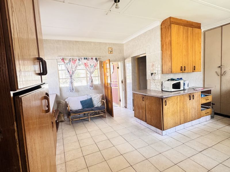Spacious Multi-Room Home with Excellent Accommodation Potential in Klipfontein - Photo 4