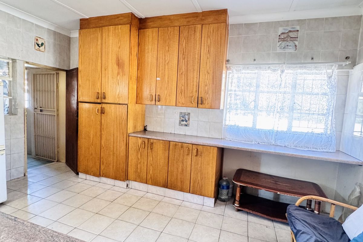 Spacious Multi-Room Home with Excellent Accommodation Potential in Klipfontein - Photo 5