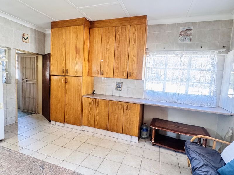 Spacious Multi-Room Home with Excellent Accommodation Potential in Klipfontein - Photo 5
