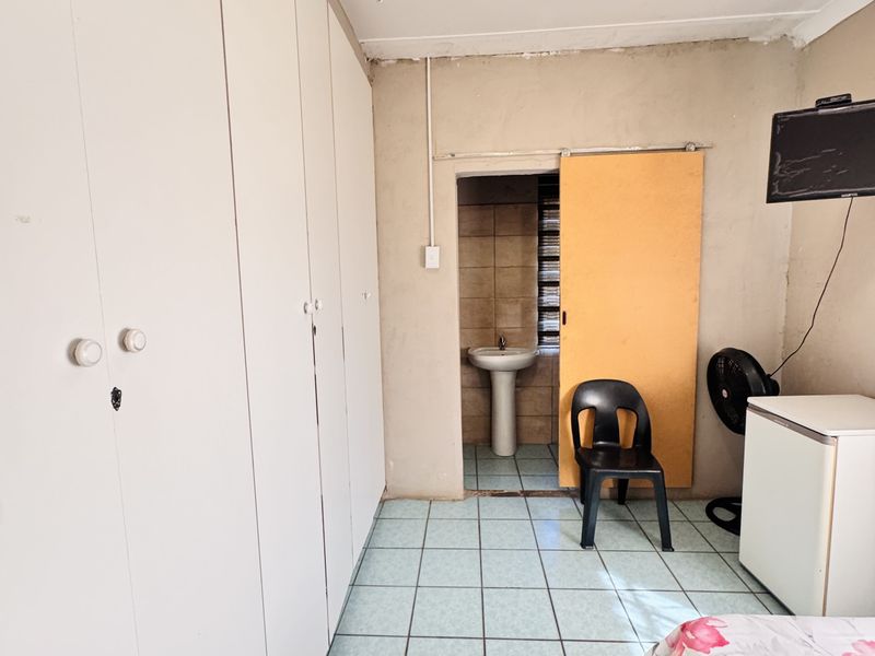 Spacious Multi-Room Home with Excellent Accommodation Potential in Klipfontein - Photo 8