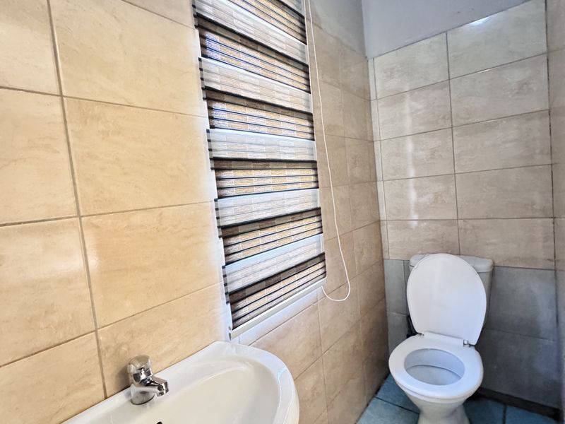 Spacious Multi-Room Home with Excellent Accommodation Potential in Klipfontein - Photo 9