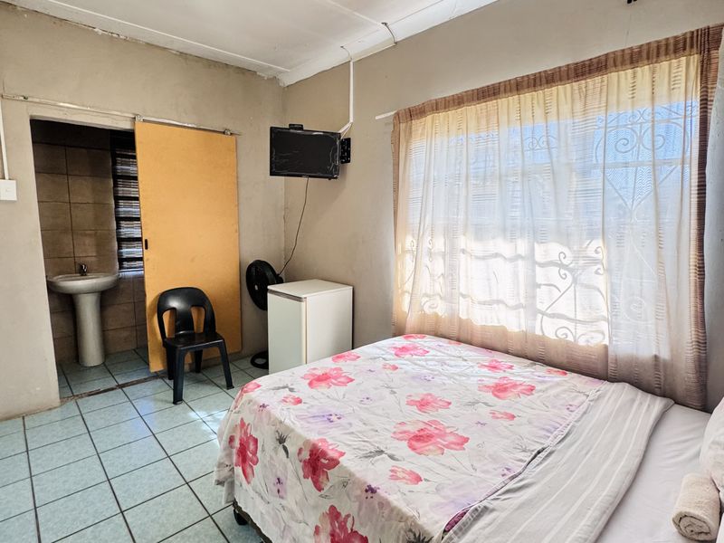 Spacious Multi-Room Home with Excellent Accommodation Potential in Klipfontein - Photo 7