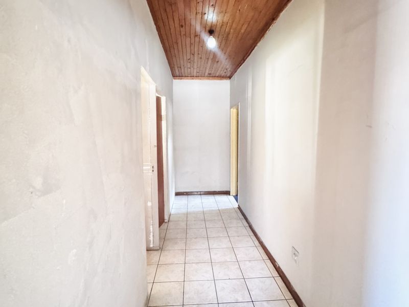 Spacious Multi-Room Home with Excellent Accommodation Potential in Klipfontein - Photo 6