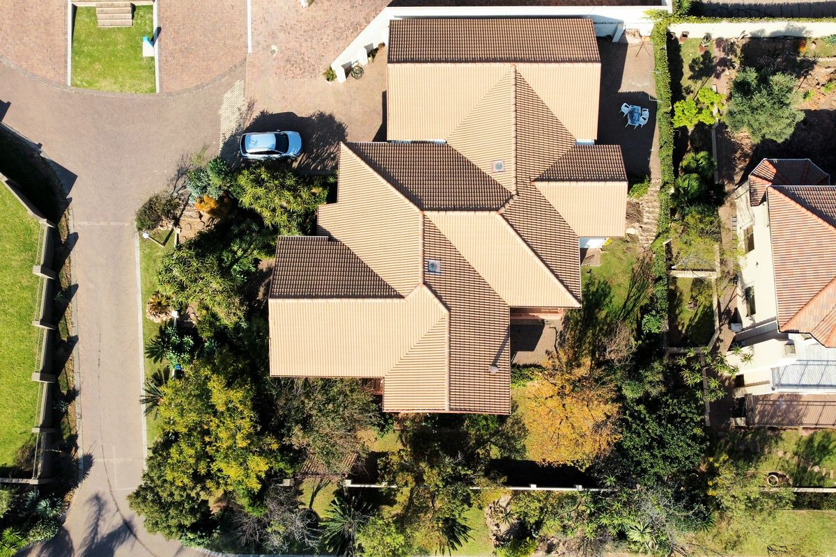 Sophisticated Architectural Masterpiece in an Exclusive Benfleur Estate - Photo 3