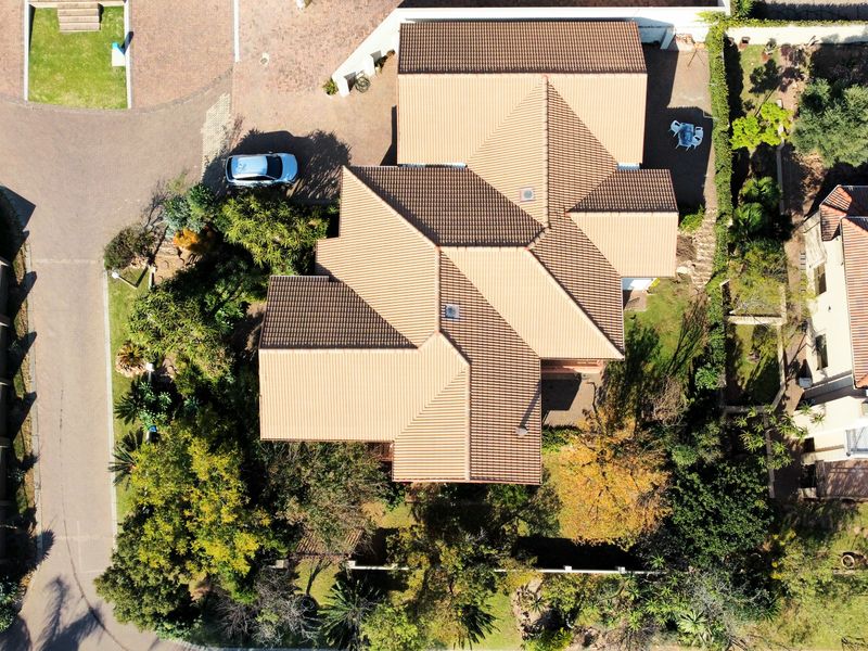 Sophisticated Architectural Masterpiece in an Exclusive Benfleur Estate - Photo 3