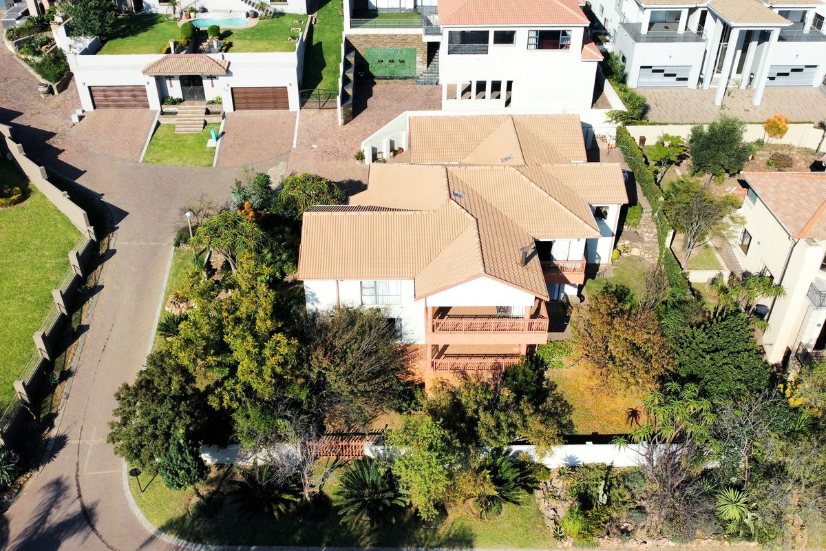 Sophisticated Architectural Masterpiece in an Exclusive Benfleur Estate - Photo 5