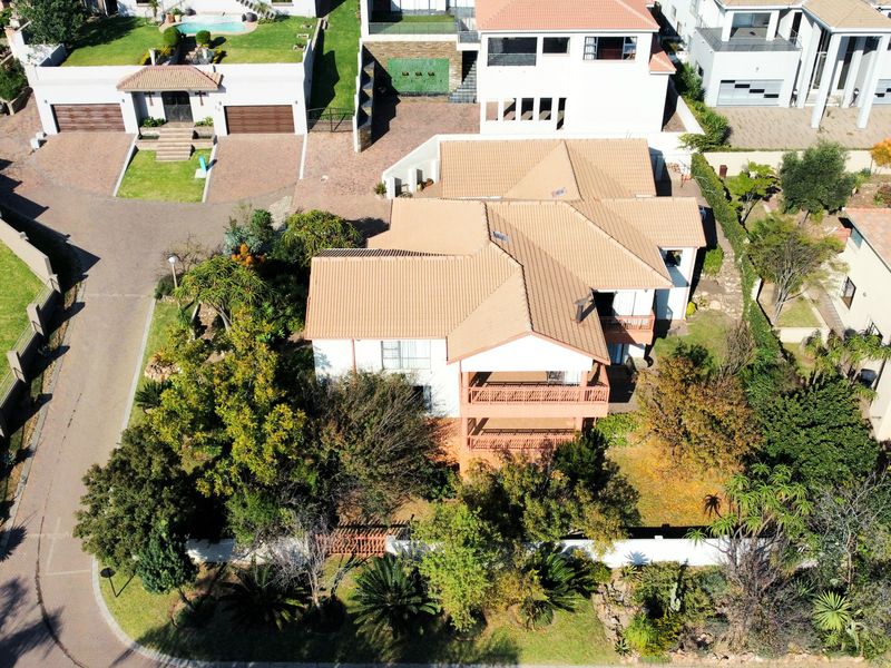 Sophisticated Architectural Masterpiece in an Exclusive Benfleur Estate - Photo 5