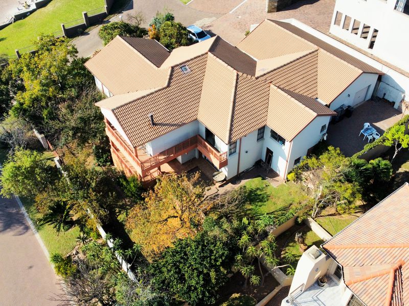 Sophisticated Architectural Masterpiece in an Exclusive Benfleur Estate - Photo 2