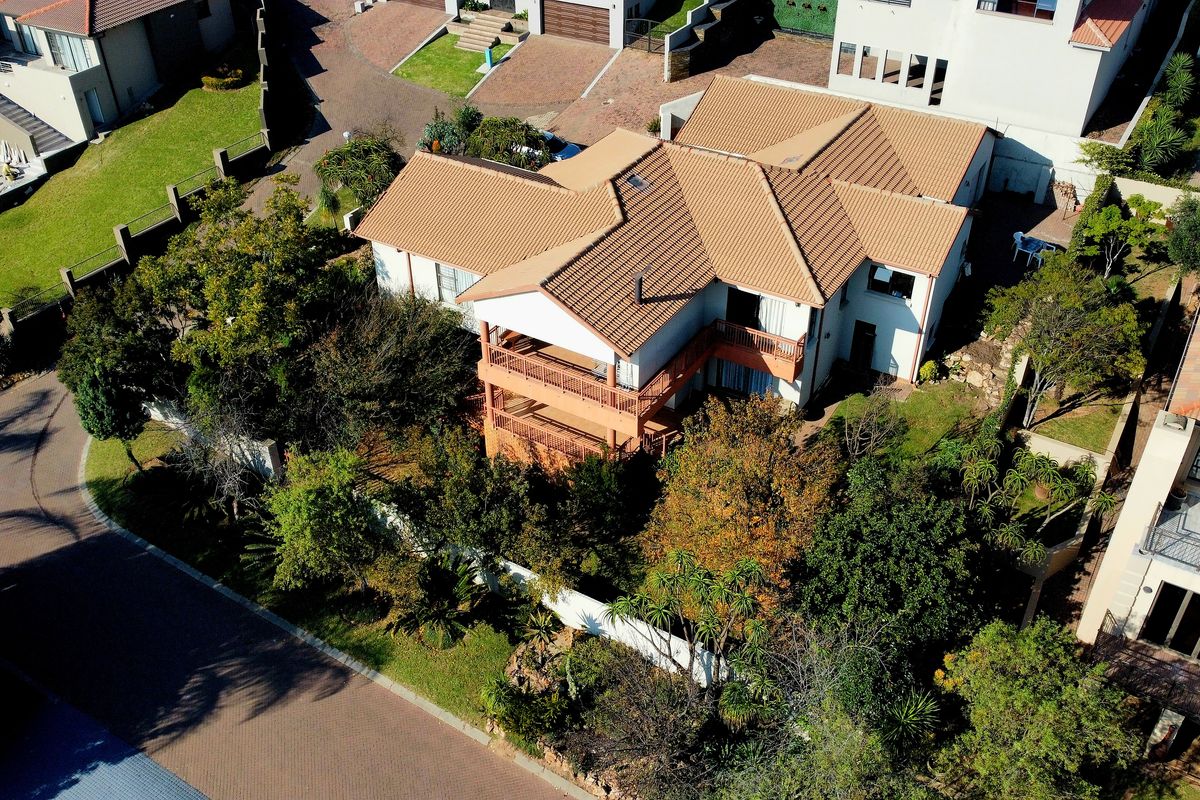 Sophisticated Architectural Masterpiece in an Exclusive Benfleur Estate - Photo 4