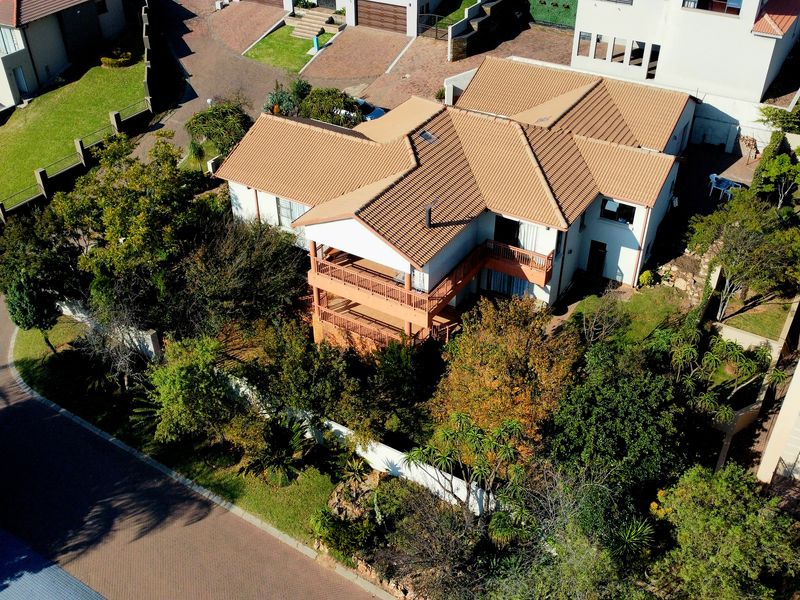 Sophisticated Architectural Masterpiece in an Exclusive Benfleur Estate - Photo 4