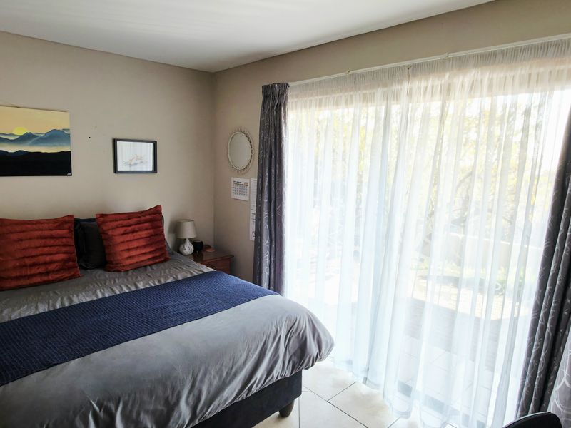 Sophisticated Architectural Masterpiece in an Exclusive Benfleur Estate - Photo 10