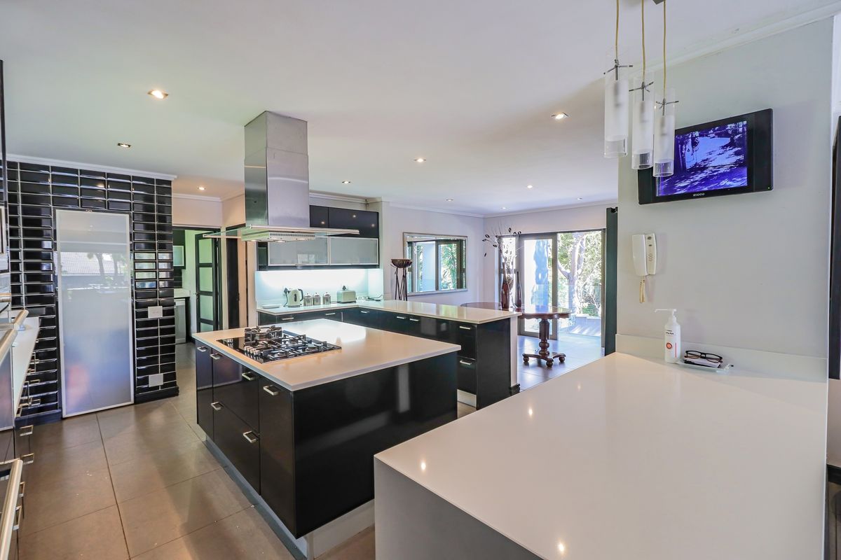 Exceptional Modern Family Residence Bryanston - Photo 3