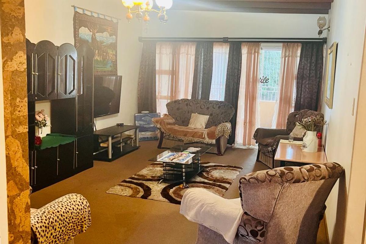 Beautiful Family House for Sale in Sasolburg - Photo 4