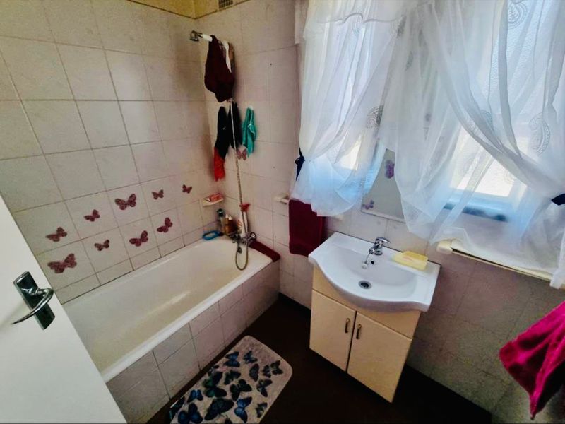 Beautiful Family House for Sale in Sasolburg - Photo 10