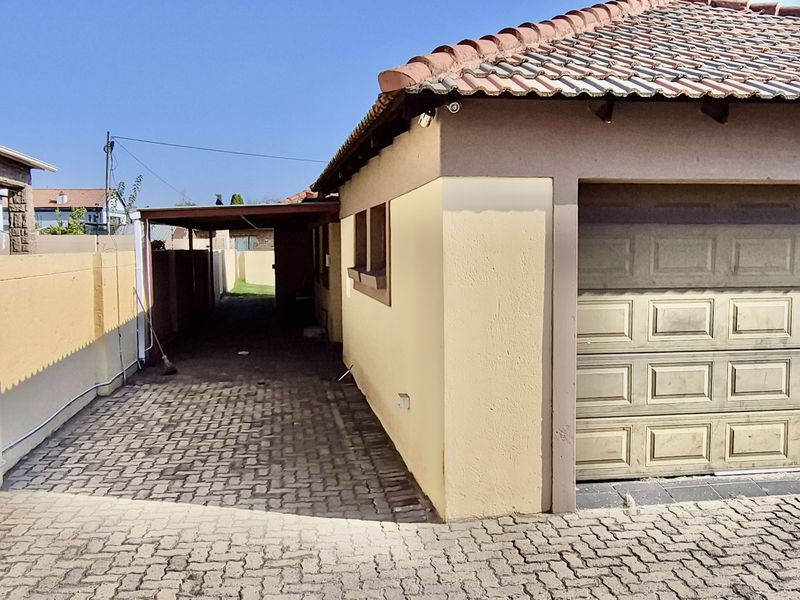 Modern Tuscan style houses for sale in model park. - Photo 6