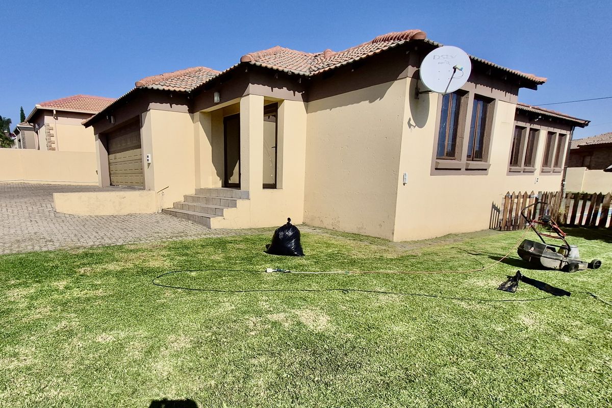 Modern Tuscan style houses for sale in model park. - Photo 2