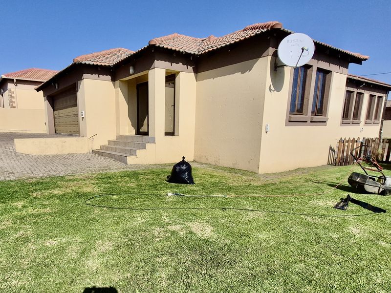 Modern Tuscan style houses for sale in model park. - Photo 2