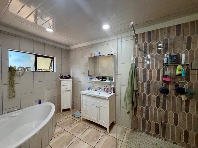 Modern 4-Bedroom Family Home in Sought-After Veld en Vlei, Richards Bay - Photo 6