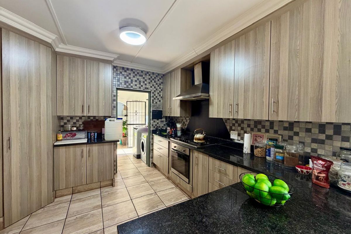 Modern 4-Bedroom Family Home in Sought-After Veld en Vlei, Richards Bay - Photo 4