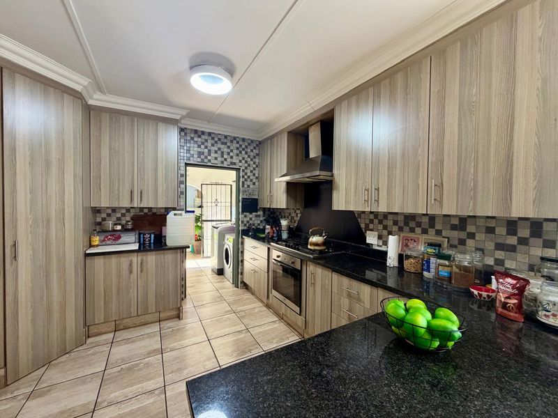 Modern 4-Bedroom Family Home in Sought-After Veld en Vlei, Richards Bay - Photo 4